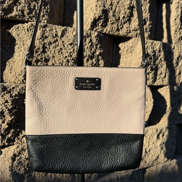 kate spade Handbags - Kate Spade tan and black cross body purse in EUC